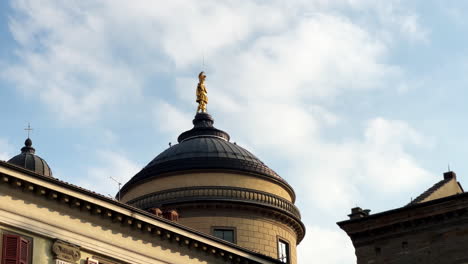 Goldene-Statue-Heiliger-Alexander-Von-Bergamo-Auf-Gewölbtem-Domdach