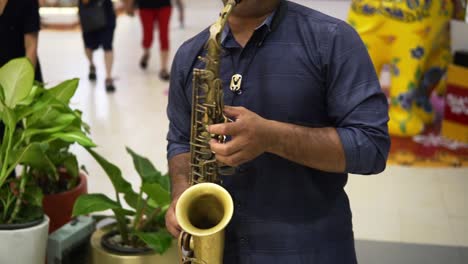 Saxafonista-Tocando-Música-En-Vivo-En-El-Mercado-Nocturno-De-Jodd-Fair-En-Bangkok,-Tailandia