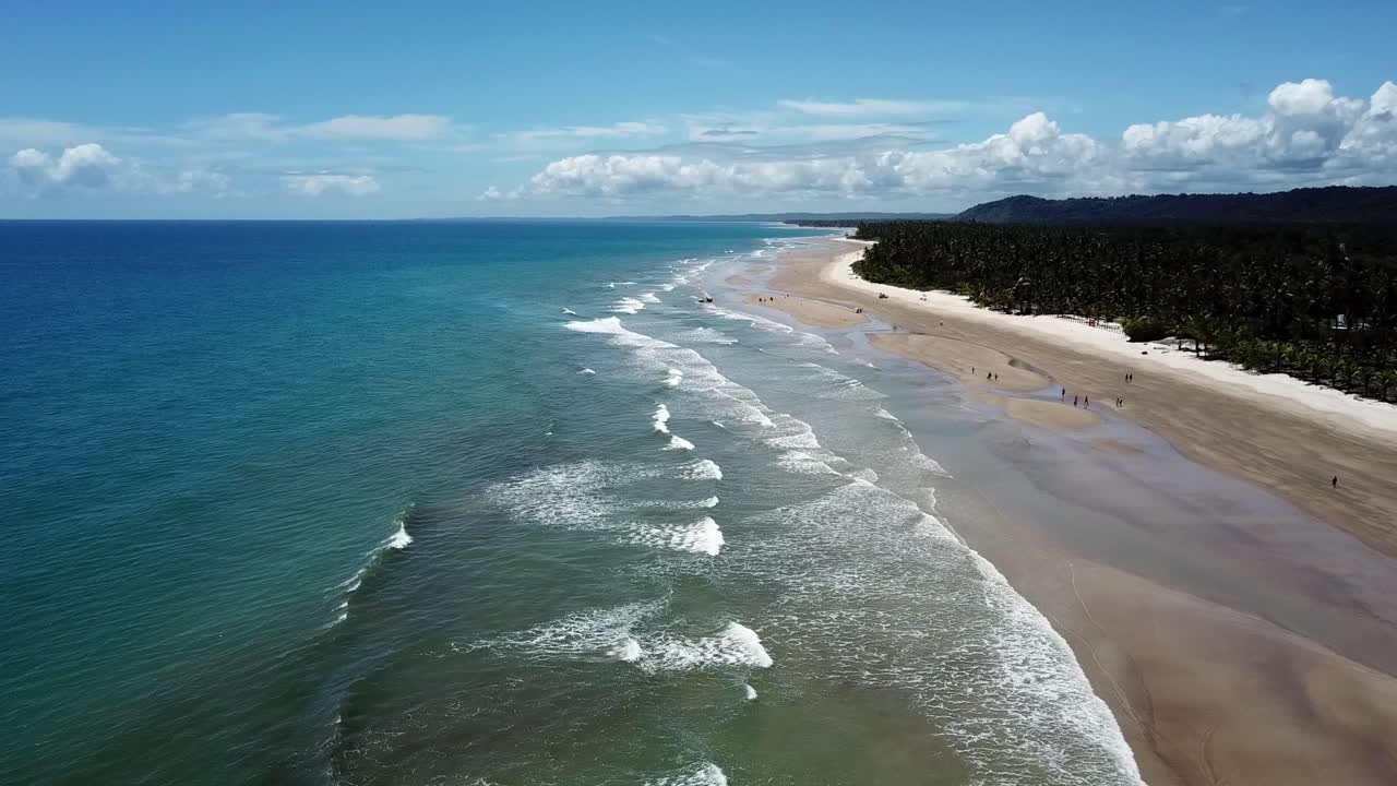 Ondas quebrando na praia de areia neste paraíso tropical - vista aérea