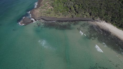 Blick-Von-Oben-Auf-Den-Strand-Von-Fingal-Head-Und-Den-Causeway-Mit-Dem-Klaren-Blauen-Wasser-Der-Tasmanischen-See