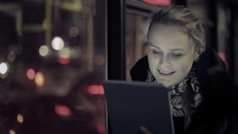 mujer con touchpad en el autobús