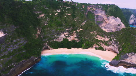 kelingking beach on nusa penida island in indonesia below steep cliffs