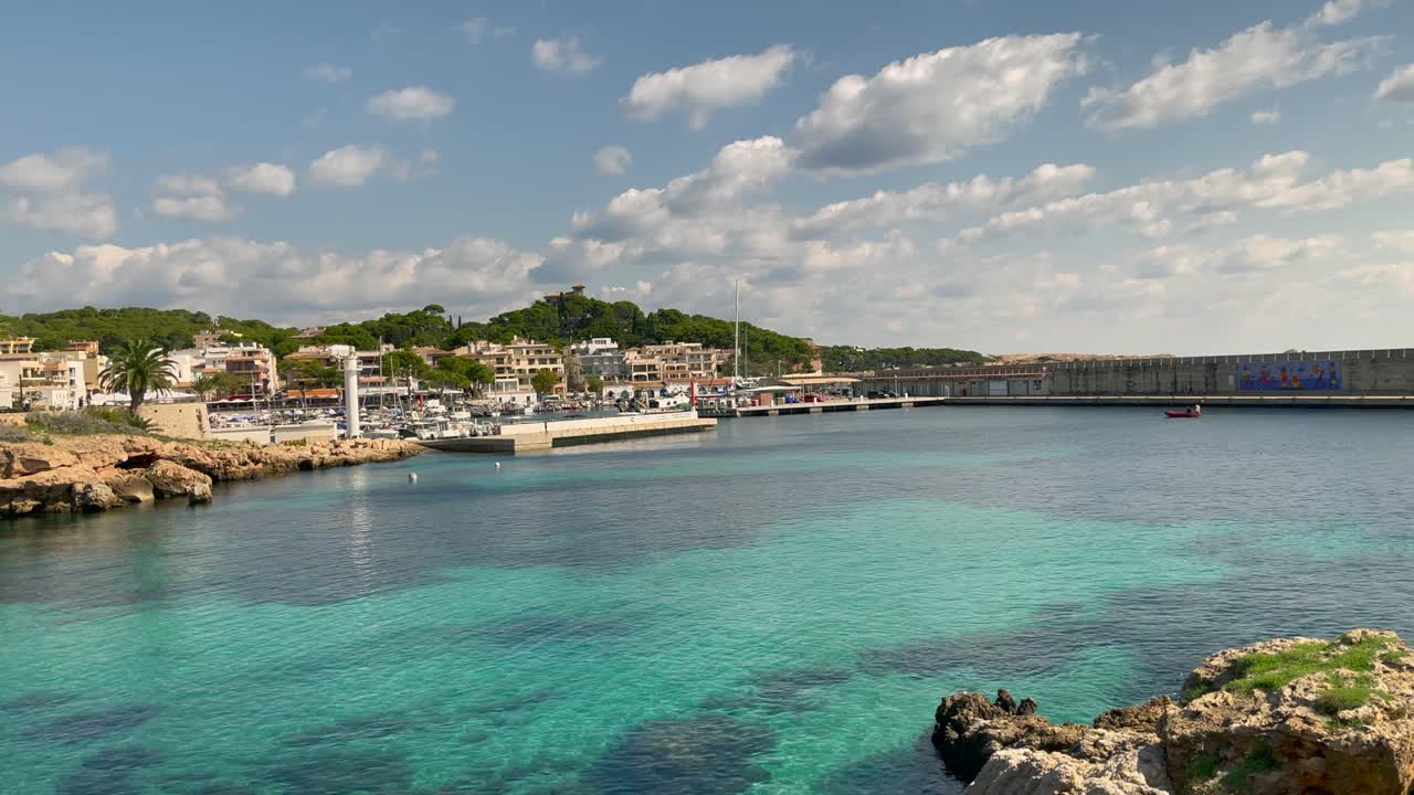 cala ratjada em maiorca, espanha, porto costeiro e edifícios, panorâmica à esquerda