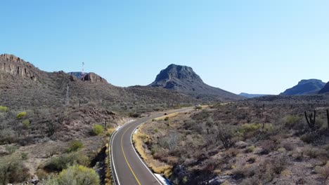 Carretera-Que-Cruza-El-Paisaje-Desértico,-Baja-California-Sur,-México.