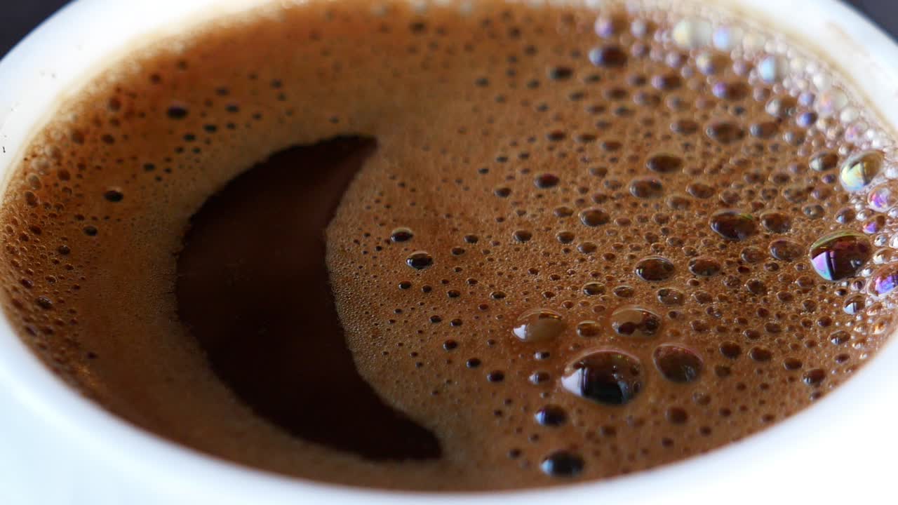 Nærbillede af en kop tyrkisk kaffe