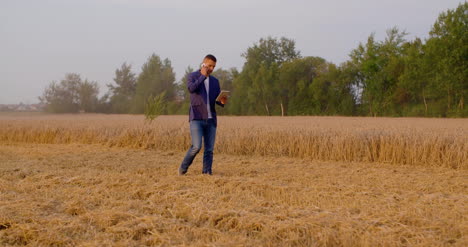 Landwirtschaftsbauer-Mit-Digitalem-Tablet-Während-Der-Ernte-1