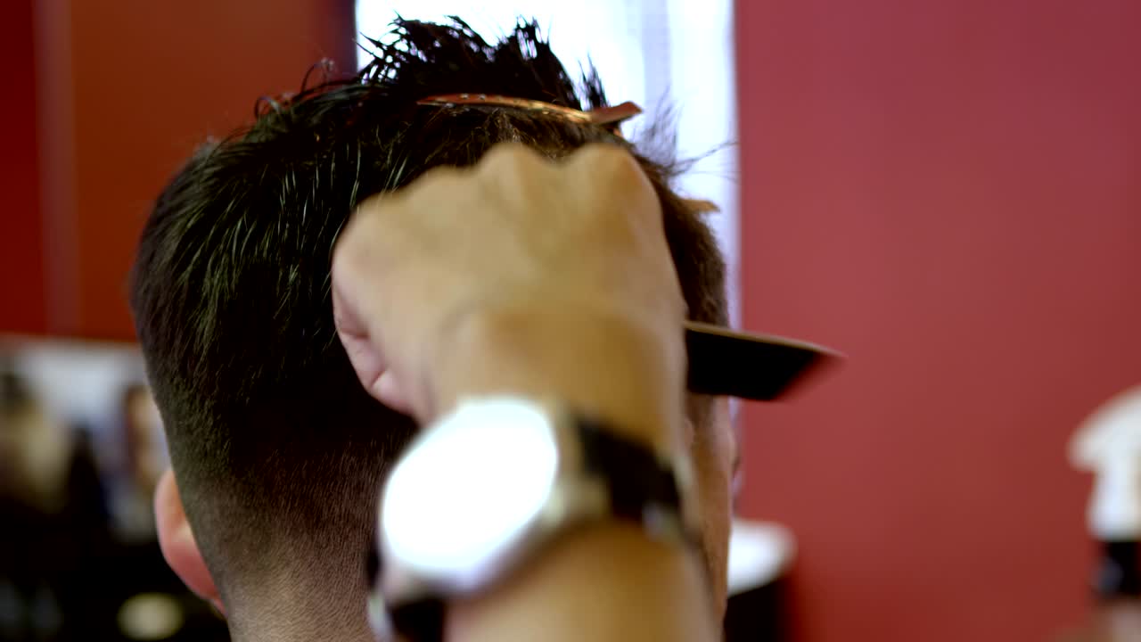 hombre cortándose el cabello por un peluquero 4k