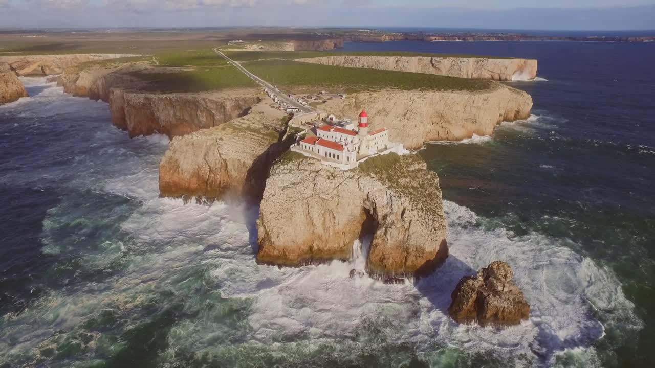 grandes olas en el punto más al sur oeste de europa, cabo de são vicente y sagres en el algarve, portugal