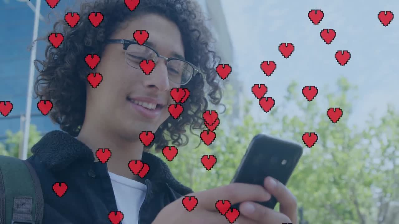 animación de corazones rojos sobre hombre caucásico feliz usando un teléfono inteligente