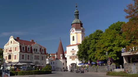 famoso kremser steintor en krems, austria en un claro día de verano