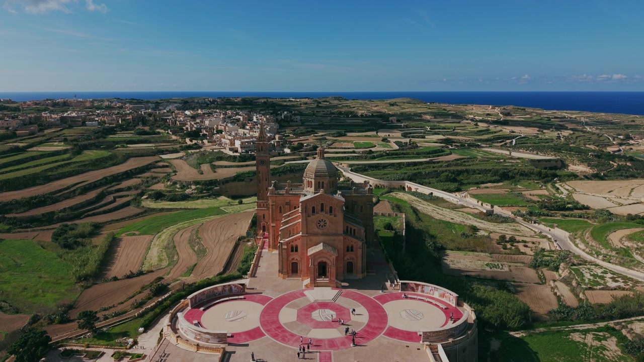 Vista aerea della Basilica di Ta' Pinu e dei campi circostanti a Gozo, Malta