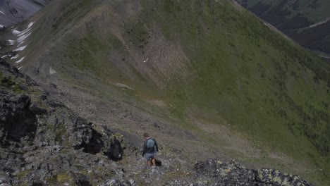 Caminante-Caminando-Con-Cuidado-Por-La-Cresta-De-La-Montaña-Rockies-Kananaskis-Alberta-Canada