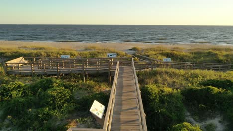 Comenzando-En-El-Paseo-Marítimo-Y-Subiendo-Hasta-Una-Vista-De-La-Playa-Y-El-Océano