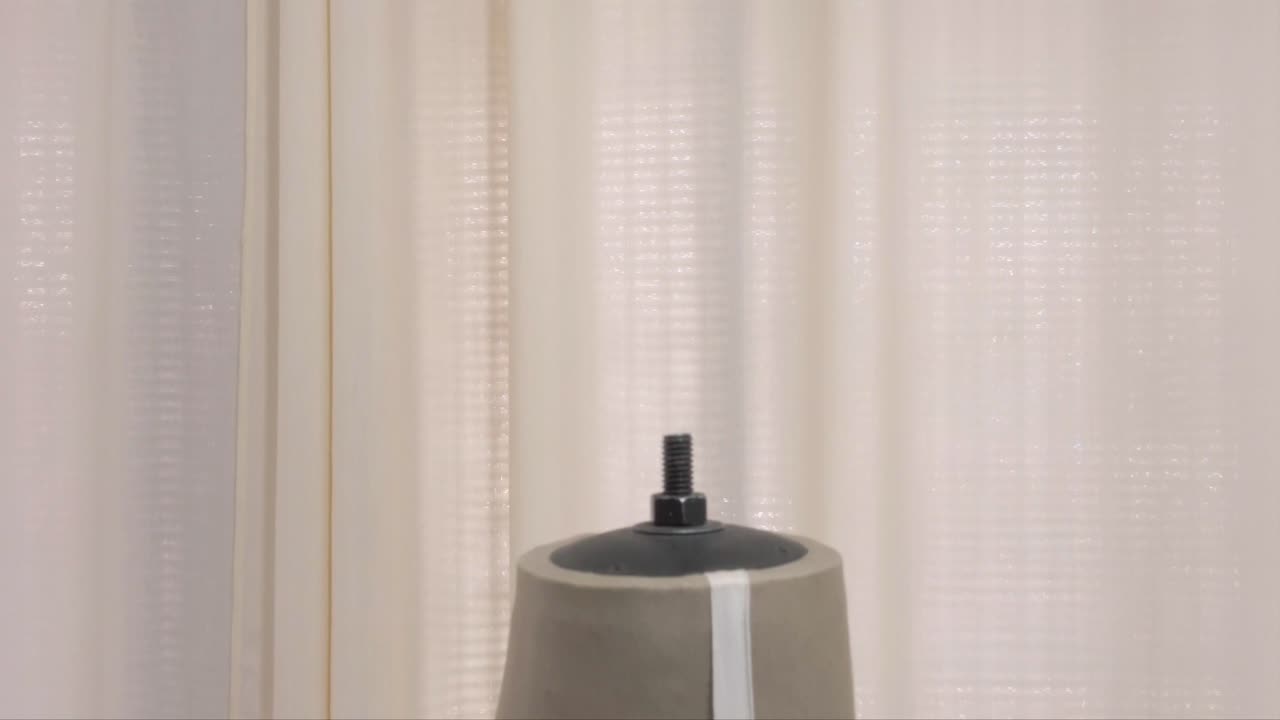 toma de detalle de un maniquí de costurera en el estudio de un diseñador de moda