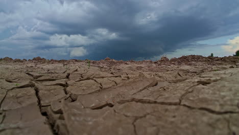 Gewitterwolken-Drohen-Nach-Einer-Dürre-Mit-Regen---Wolkenlandschaft-Im-Zeitraffer