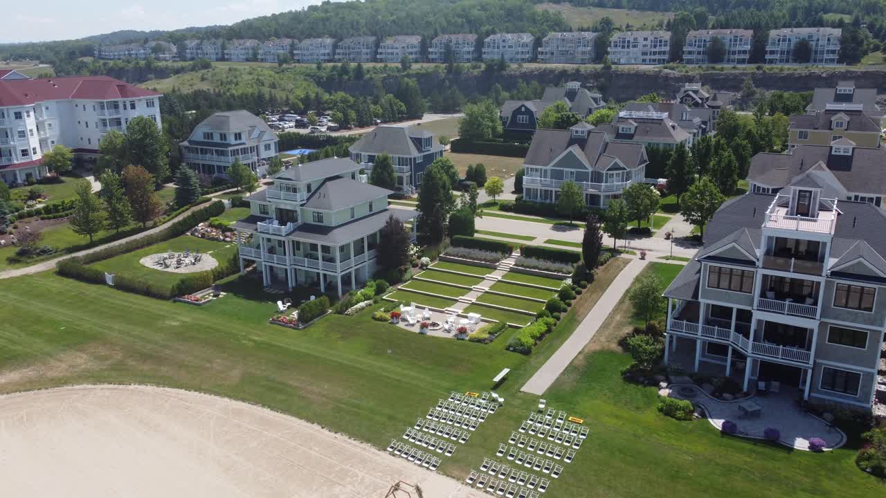 해가 지는 해변에서 결혼식