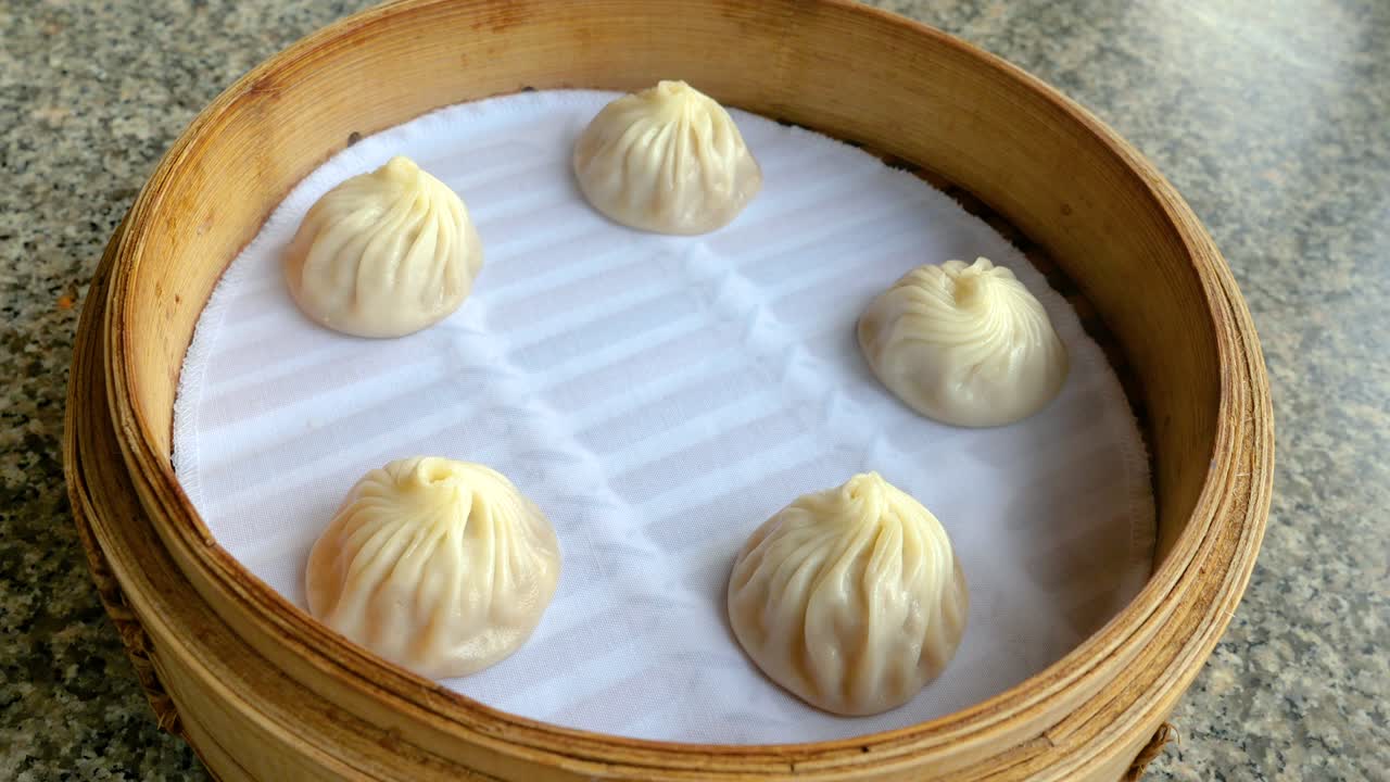 샤오롱바오 (xiao longbao) 의 밀접한 원 움직임, 중국 음식이나 타이완 음식의 레스토랑에서 을 는 돼지고기