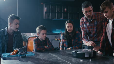 familia aprendiendo sobre robótica con una aspiradora