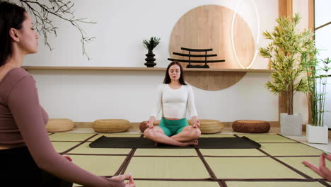 mujeres haciendo yoga en el interior