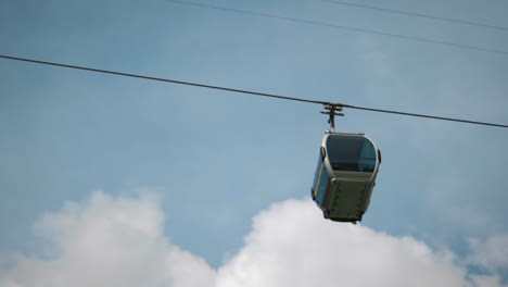 tiefwinkel-aufnahme von seilbahnen in zermatt, schweiz