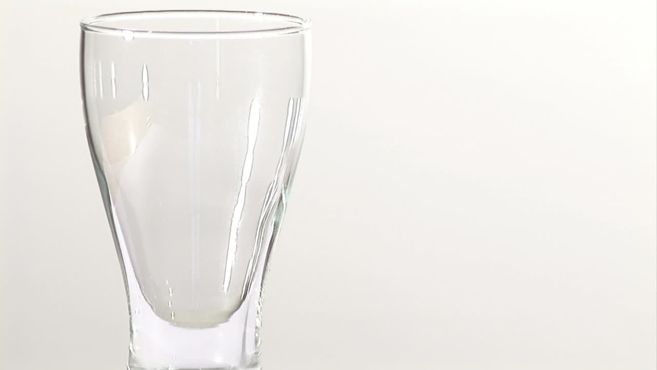 색 바탕에 페인 컵 위에 불타는 종이의 애니메이션