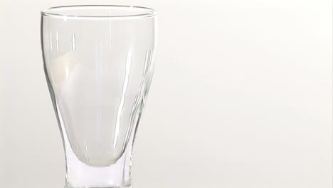 animação de papel em chamas sobre copo de champanhe em fundo branco