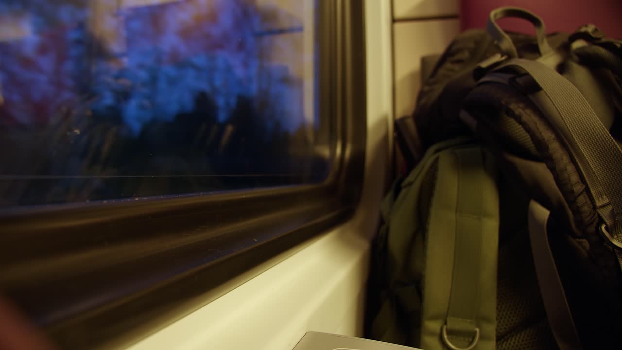 pov 열차 여행: 열차 창문 밖의 전망, 반대 좌석에 배 ⁇