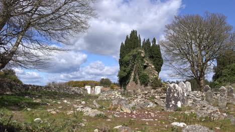 Alter-Irischer-Hungersnotfriedhof-In-Waterford,-Irland-Alte-Kirche-Und-Alte-Grabsteine-An-Einem-Frühlingsmorgen