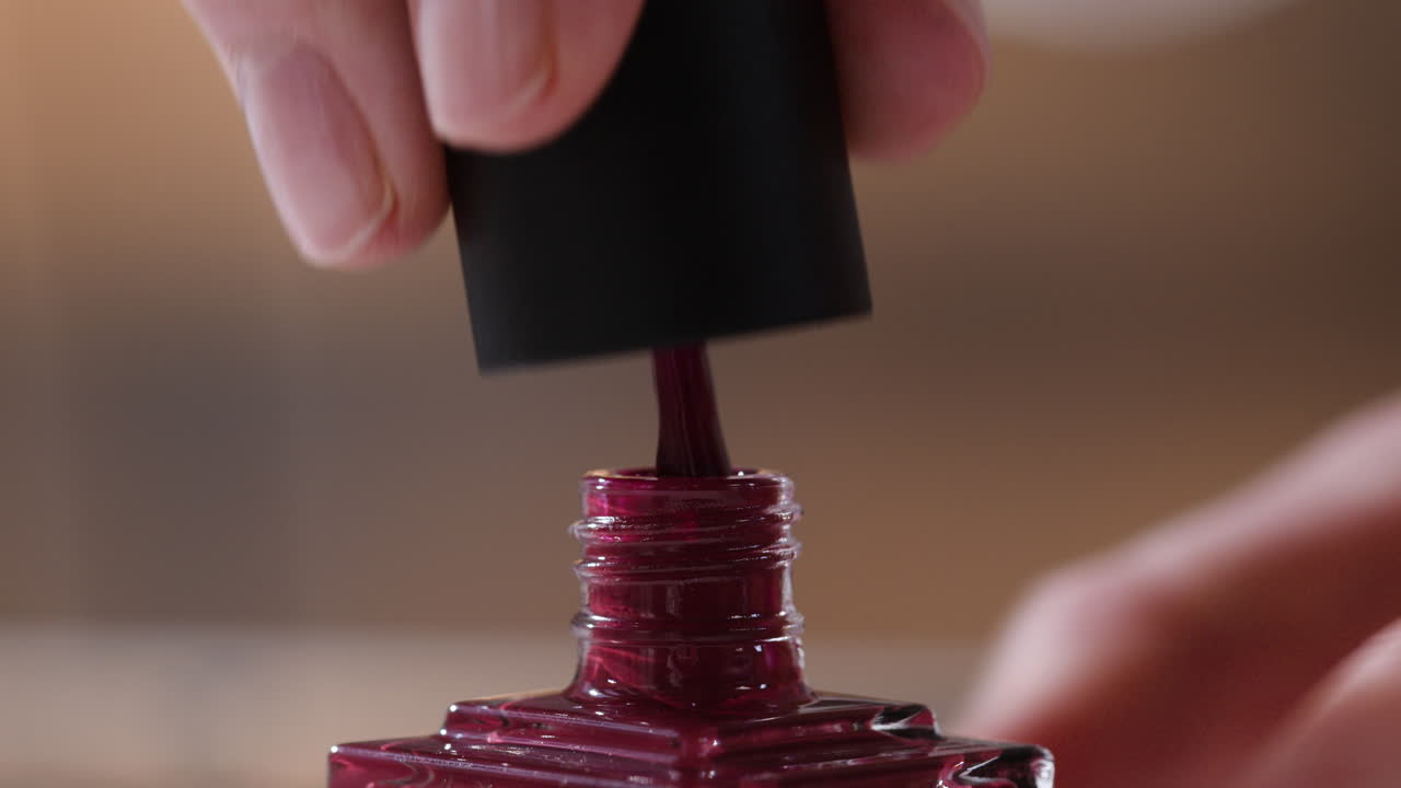 la aplicación de esmalte de uñas rojo