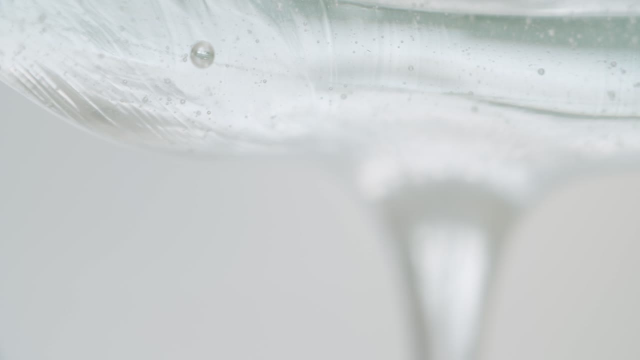 프레임 밖으로 유리잔에서 떨어지는 흰색 시럽