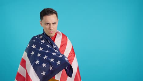 hombre con bandera estadounidense