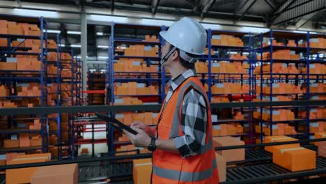 trabajador de almacén inspeccionando el inventario
