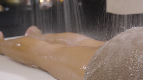 hermosas mujeres jóvenes desnudas acostadas disfrutando de un masaje de espalda bajo la ducha de agua en un spa de belleza, terapia de presión de agua hidroeléctrica