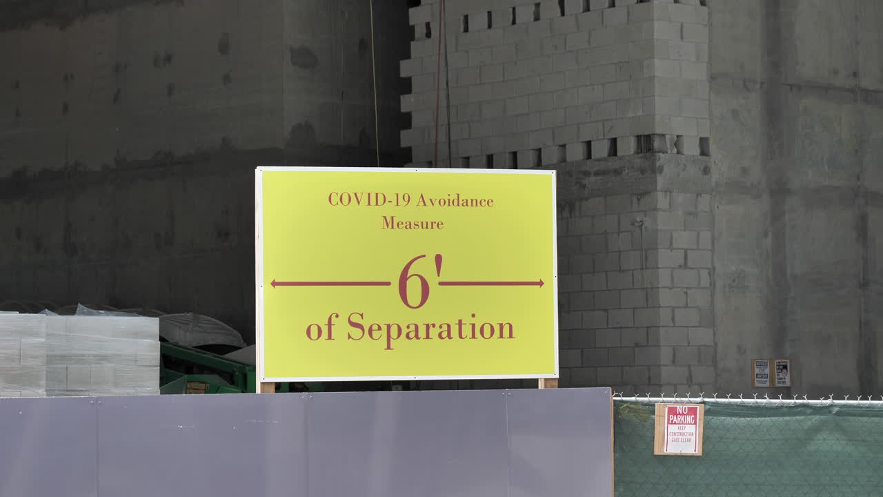 señal de distanciamiento social en la ciudad. período de pandemia. estático