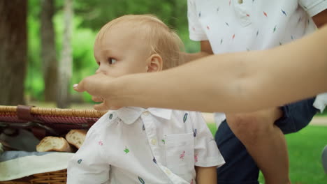 Kleiner-Junge-Sitzt-Im-Park.-Familie-Kümmert-Sich-Um-Kleinen-Jungen