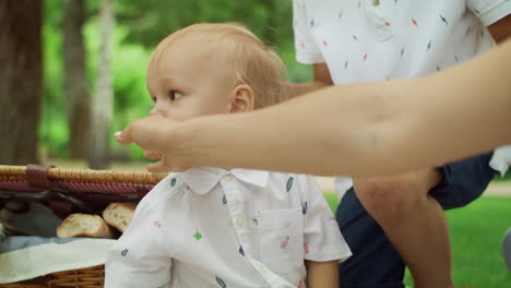 niño sentado en el parque. la familia cuida del niño.