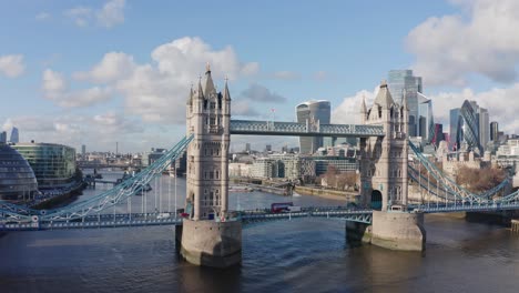 Toma-Aérea-Cinematográfica-De-Un-Dron-Giratorio-Del-Puente-De-La-Torre-De-Londres-En-Un-Día-Soleado