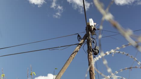 Poste-De-Telecomunicaciones-Timelapse-Con-Alambre-De-Púas