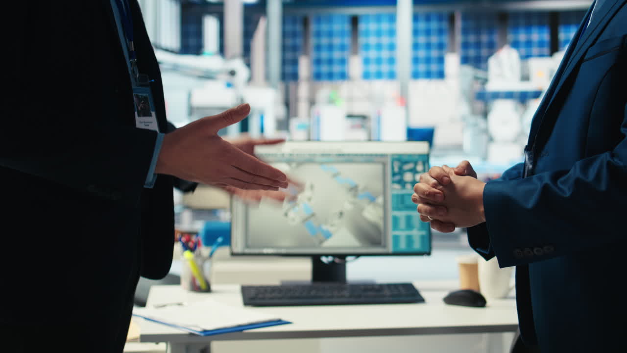 Manager di fabbrica fotovoltaica e investitore che si stringono la mano, raggiungendo un accordo