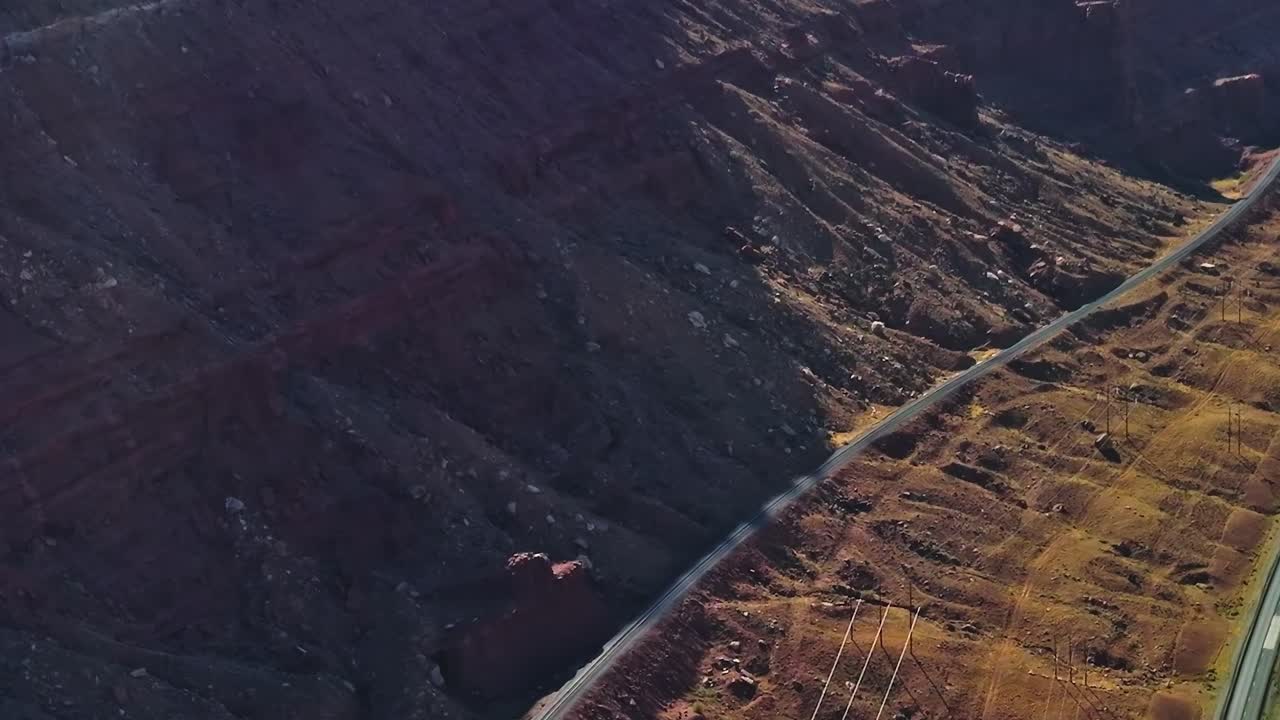 Colorado’daki dağların yakınında, kayalık arazide ilerleyen yol