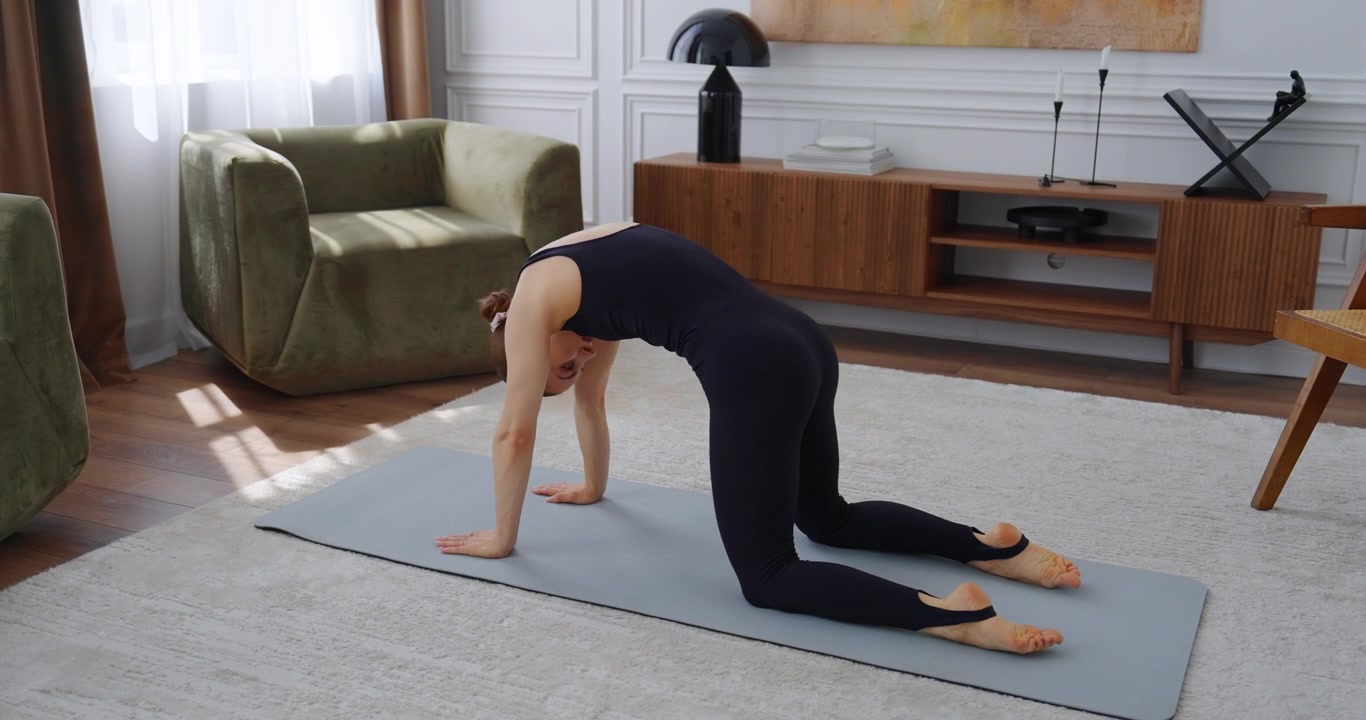 Donna che pratica stretching di yoga e Pilates sul tappetino a casa