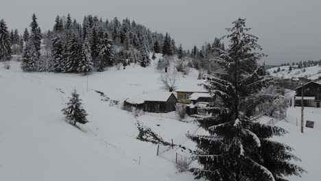 Imágenes-De-Drones-Cinematográficos-De-Invierno-Sobre-Una-Cabaña-De-Troncos