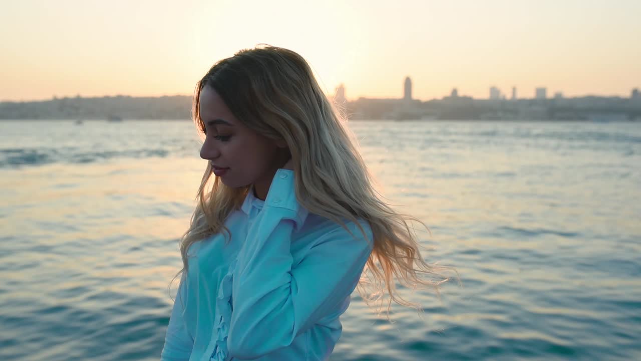 아름다운 소녀는 터키 이스탄불의 인기 여행지인 보스포러스 해협과 이스탄불의 일몰 전망을 즐깁니다.