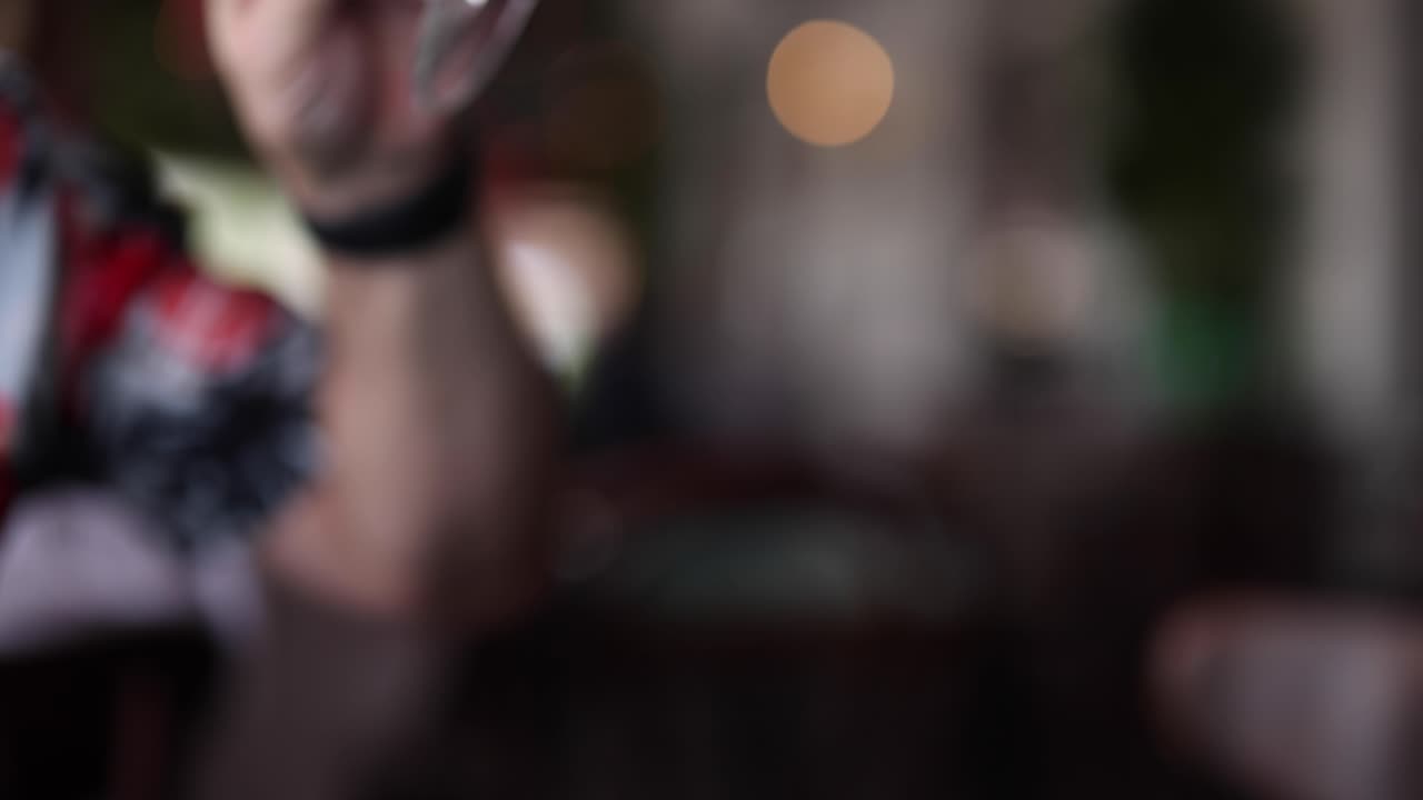 persona levantando e inclinando un vaso de vino