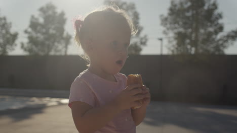 Baby-Isst-Ein-Brötchen