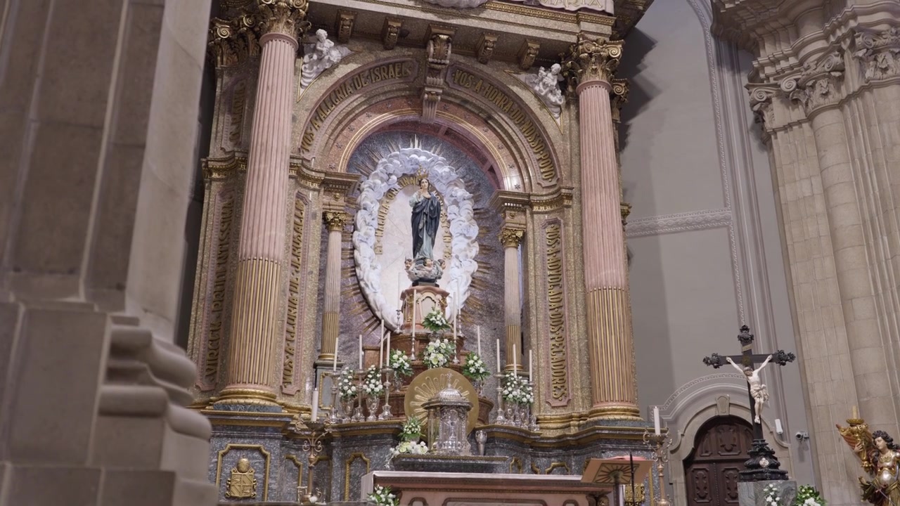Altare maggiore dorato con statua della Vergine Maria incoronata e fiori a Sameiro Braga