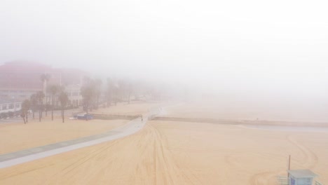 Volando-Hacia-Venice-Beach-En-El-Carril-Bici-Pavimentado-A-Lo-Largo-De-La-Playa