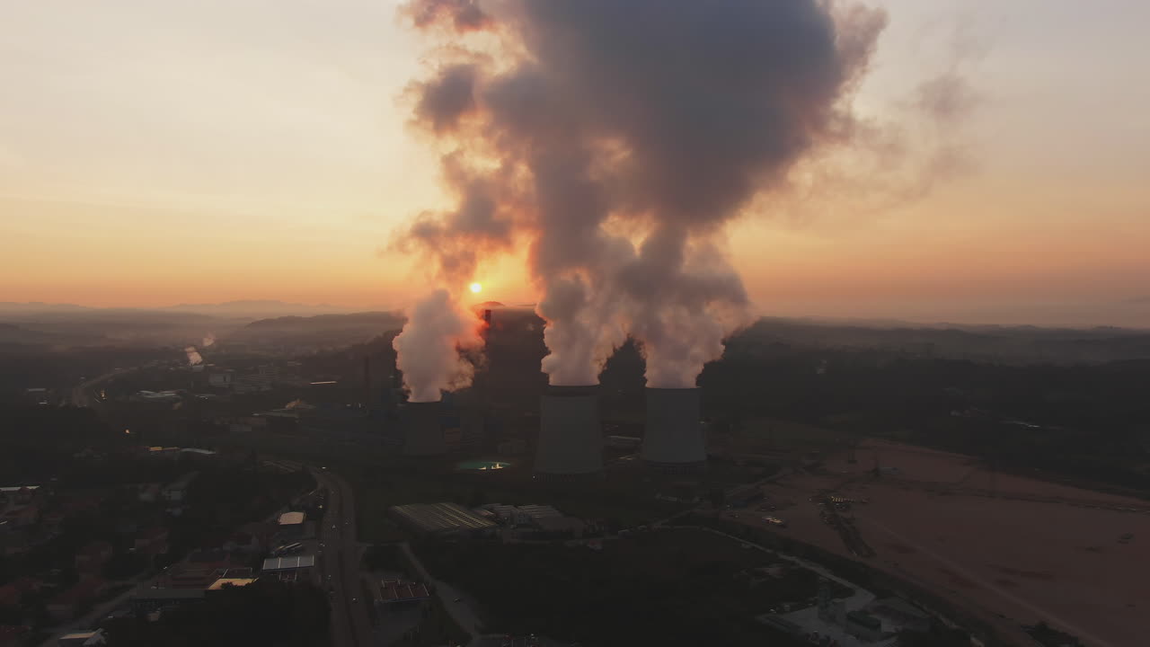 planta de energía al atardecer