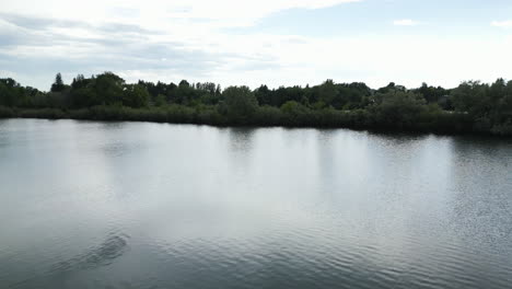 Luftaufnahme-über-Einem-Hochzeitsgang,-Stühlen-Am-Ufer-Des-Snake-River,-Idaho