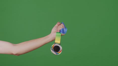은메달 을 들고 있는 손